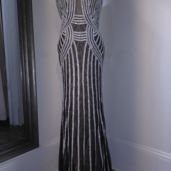 Stunning special occasion sequence gown - Picture 10 of 16